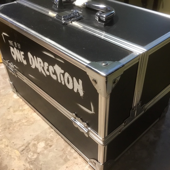 One Direction Tour Make-Up Case with Supplies and Tour City Stickers - Picture 14 of 16